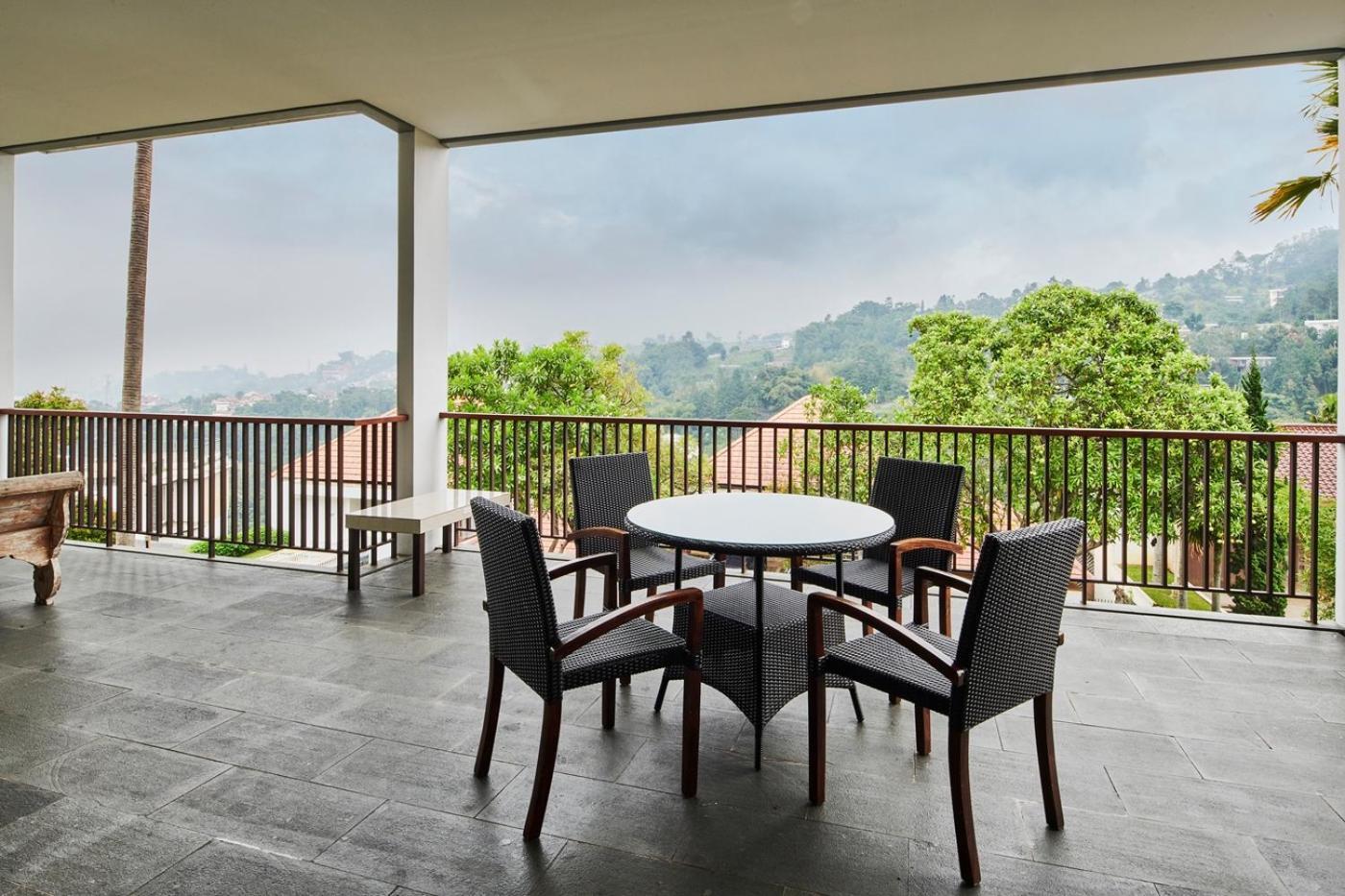 Kirei Mountain View 7 Bedrooms With A Private Swimming Pool Rumah liburan Bandung