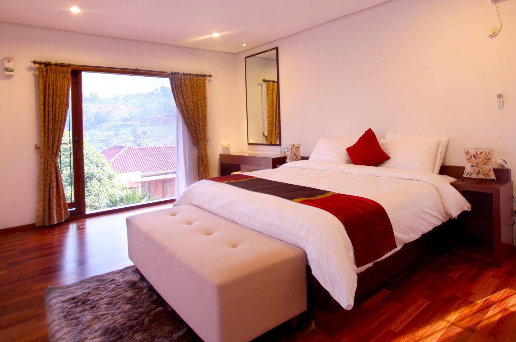 Rumah liburan Kirei Mountain View 7 Bedrooms With A Private Swimming Pool Bandung