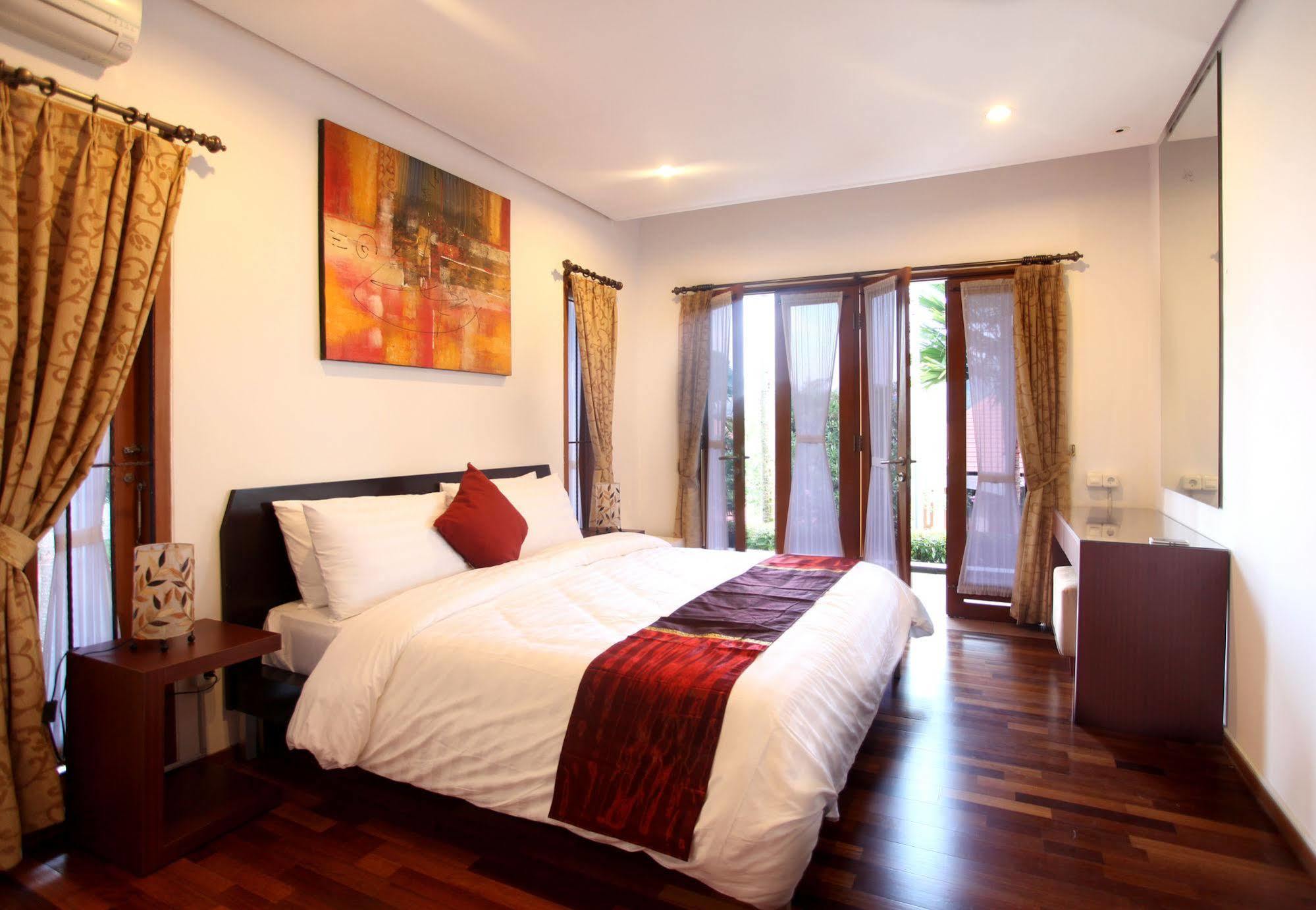Kirei Mountain View 7 Bedrooms With A Private Swimming Pool Bandung